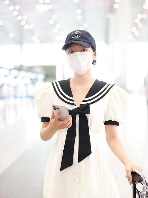 泡泡袖服装的穿搭要点qmh球盟会亚博网址(图2)