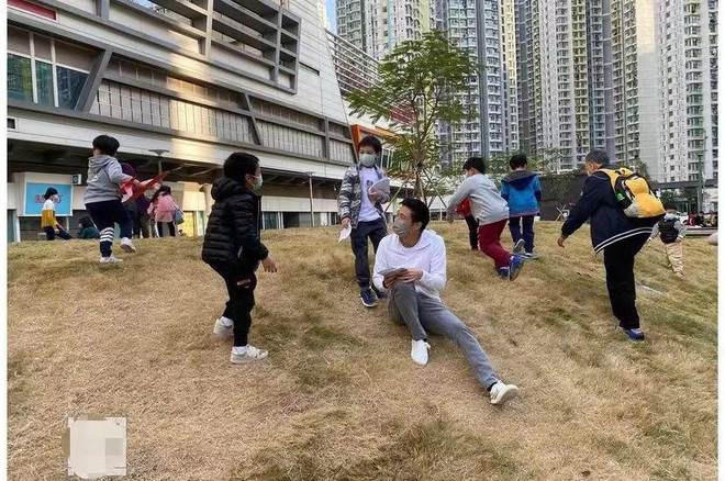 郭晶晶披头散发太朴素网友：孩子咋办球盟会最新霍启刚陪老婆吃午饭43岁(图4)