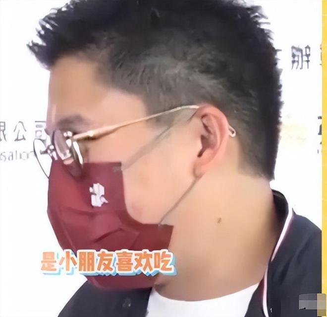 郭晶晶披头散发太朴素网友：孩子咋办球盟会最新霍启刚陪老婆吃午饭43岁(图2)