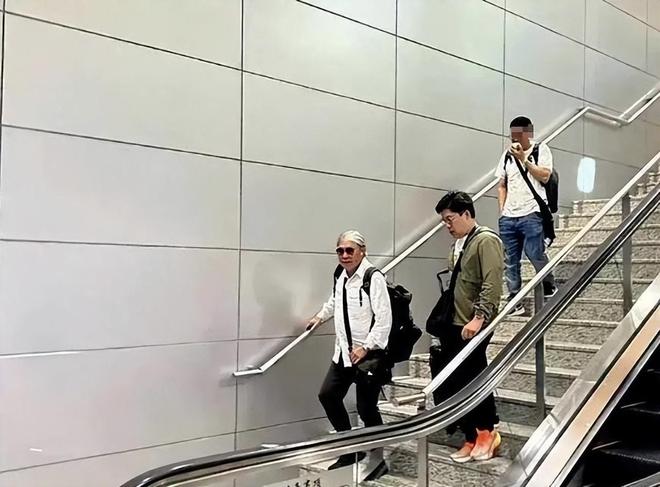 郭晶晶披头散发太朴素网友：孩子咋办球盟会最新霍启刚陪老婆吃午饭43岁(图3)