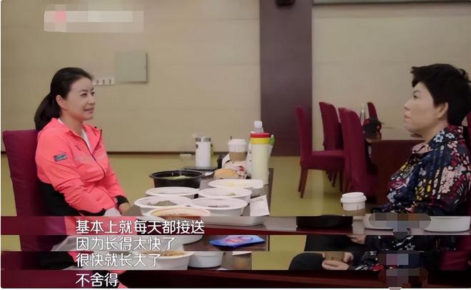 郭晶晶披头散发太朴素网友：孩子咋办球盟会最新霍启刚陪老婆吃午饭43岁(图8)