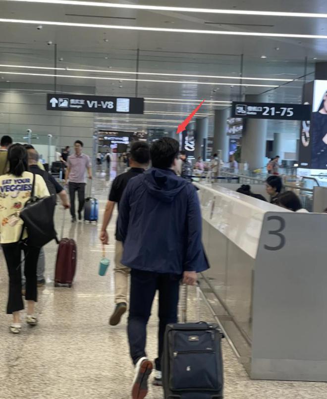 郭晶晶披头散发太朴素网友：孩子咋办球盟会最新霍启刚陪老婆吃午饭43岁(图6)