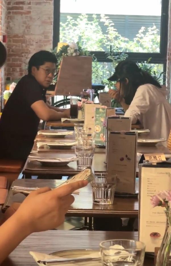 郭晶晶披头散发太朴素网友：孩子咋办球盟会最新霍启刚陪老婆吃午饭43岁(图11)