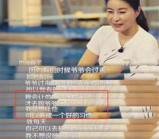 郭晶晶披头散发太朴素网友：孩子咋办球盟会最新霍启刚陪老婆吃午饭43岁(图13)