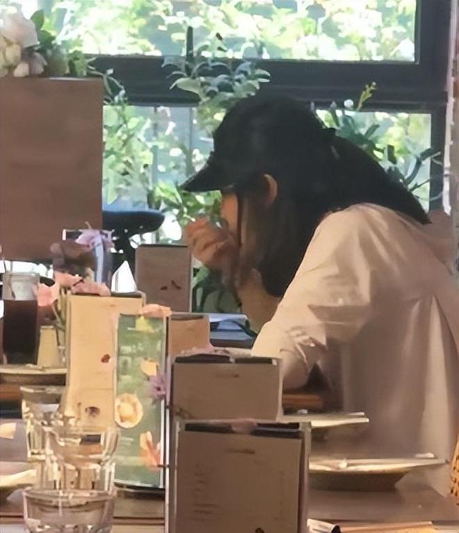 郭晶晶披头散发太朴素网友：孩子咋办球盟会最新霍启刚陪老婆吃午饭43岁(图14)