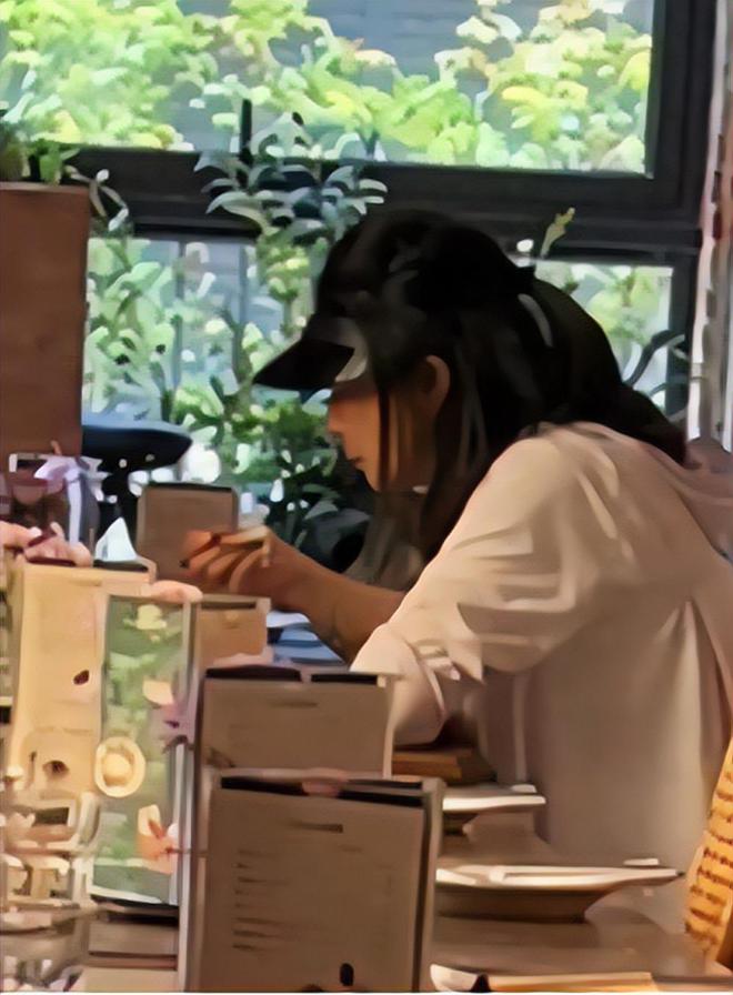 郭晶晶披头散发太朴素网友：孩子咋办球盟会最新霍启刚陪老婆吃午饭43岁(图12)
