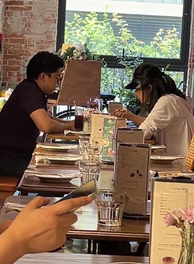 郭晶晶披头散发太朴素网友：孩子咋办球盟会最新霍启刚陪老婆吃午饭43岁(图16)