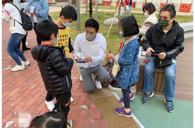 郭晶晶披头散发太朴素网友：孩子咋办球盟会最新霍启刚陪老婆吃午饭43岁(图15)