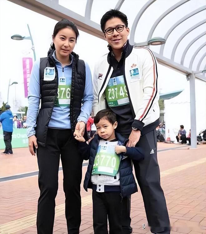 郭晶晶披头散发太朴素网友：孩子咋办球盟会最新霍启刚陪老婆吃午饭43岁(图17)