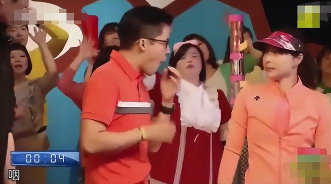 郭晶晶披头散发太朴素网友：孩子咋办球盟会最新霍启刚陪老婆吃午饭43岁(图22)