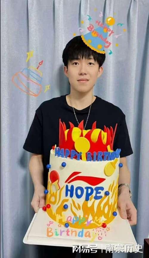 送行一脸慈祥仿佛家长送孩子上学有爱!国乒出征多哈马龙为孙颖莎