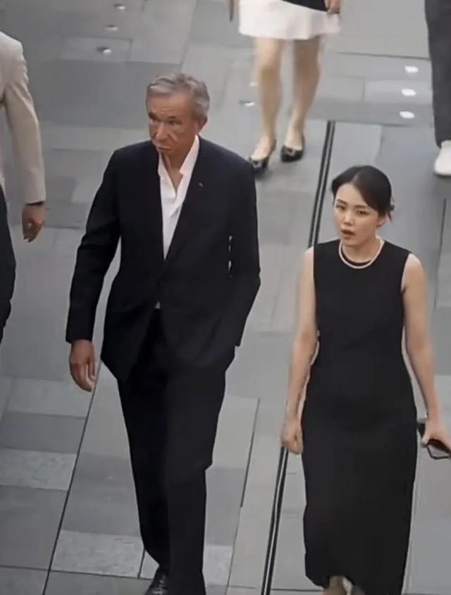 老板巡店走红曾是太古地产在中国内地的第一位女总经理成都太古里“美女掌门”伍玉珊获晋升此前因陪同LV(图1)